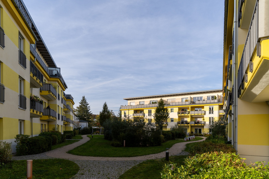 Das generationengerechte Mehrfamilienhaus besteht aus drei Baukörpern, die sich um einen Gemeinschaftsgarten gliedern.