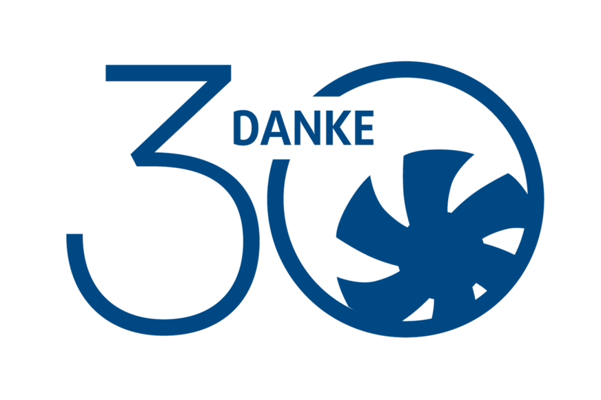 Das Wortspiel des Slogans „30 Jahre AIRfolg“, weist zum einen auf das 30. Jubiläum des Unternehmens hin und beinhaltet gleichzeitig das Wort „Erfolg“. Zum anderen bedeutet das englische Wort „air“ im Deutschen „Luft“ und genau darum dreht sich alles bei Systemair.