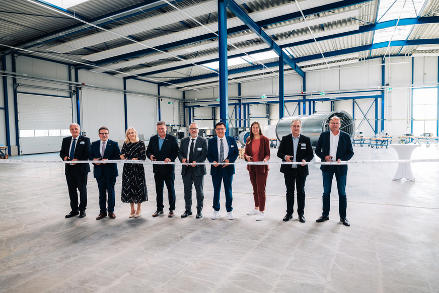 Geschäftsführer Kurt Maurer, Landrat Christoph Schauder, Bundestagsabgeordnete Nina Warken, Torsten Bornschein (Betriebsratsvorsitzender der Systemair GmbH), Systemair-CEO Roland Kasper, Landtagsabgeordneter Dr. Wolfgang Reinhart, Bürgermeisterin Heidrun Beck, Peter Dörzbacher (Betriebsleiter der Systemair GmbH) sowie Architekt Ralf Ehrler (v.&nbsp;l.) beim Festakt zum 30. Firmenjubiläum mit gleichzeitiger Einweihung der neuen Produktionshalle.