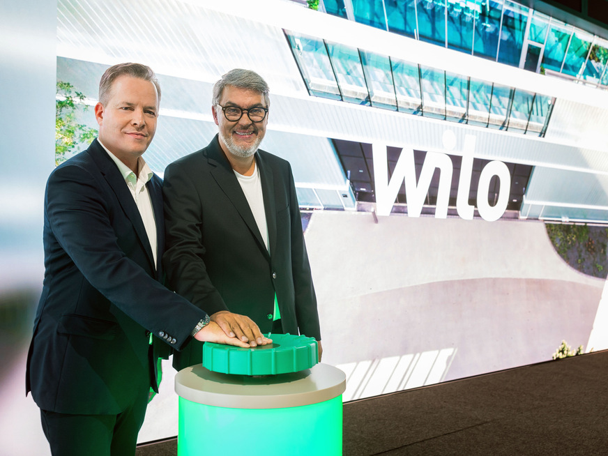 Oliver Hermes, Vorstandsvorsitzender und CEO der Wilo Gruppe (links), eröffnete den Networking Cube zusammen mit Thomas Westphal, Oberbürgermeister der Stadt Dortmund, symbolisch per Knopfdruck.