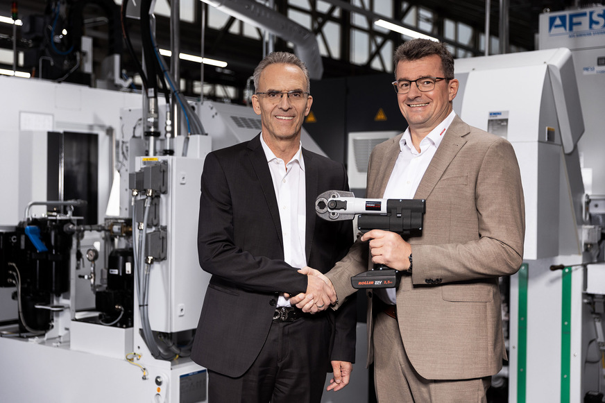 Hans Seeger (Verkaufsdirektor und Prokurist der Rems GmbH & Co KG) und Rainer Hech (Geschäftsführer Albert Roller GmbH & Co KG) (v.l.n.r.) bei der symbolischen Übergabe.