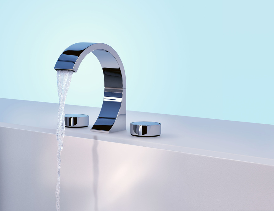 Mit CYO interpretiert Dornbracht den archetypischen C-Auslauf neu, gibt der markanten Grundform eine skulpturale Qualität. Der Wasserstrahl folgt hier der breiten Form des Auslaufs, ehe er sich elegant und präzise verjüngt.