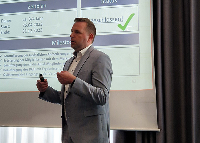 Sebastian Schubert steuert als Leiter des Datenmanagements u. a. die Projekte „KI-unterstützte Datenerstellung“ und „Digitaler Produktpass“.