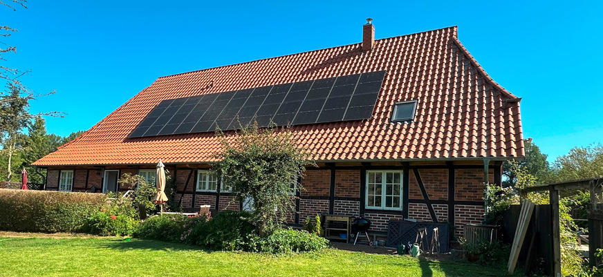 Das niederdeutsche Hallenhaus von 1780 wurde vollständig auf die Nutzung erneuerbarer Energien umgestellt. Eine Wärmepumpe und eine Photovoltaikanlage versorgen das 250 m2 große Gebäude mit Energie.