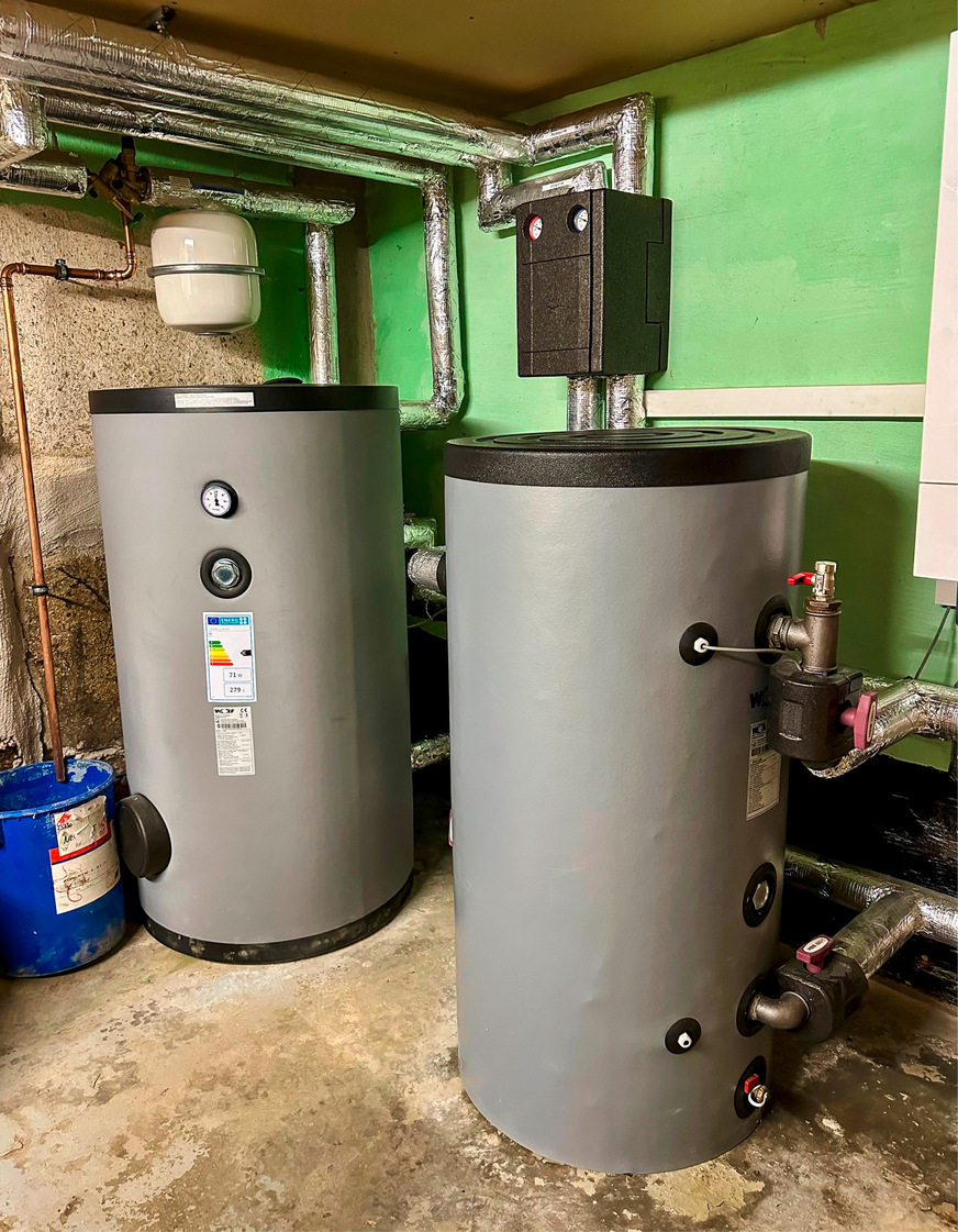 Im ebenerdigen Kellerraum befinden sich der Trinkwasser-Warmwasserspeicher sowie der Pufferspeicher für das Heizungswasser.