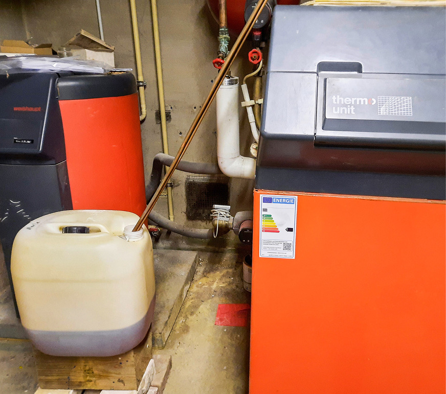 Mehrere Ölkanister sorgten bis zur Inbetriebnahme von Wärmepumpe und Photovoltaikanlage für Wärme. Hier standen zuvor zwei Öltanks, die 2000&nbsp;l fassten. Diese wurden entfernt, um Platz für weitere Arbeiten zu schaffen.