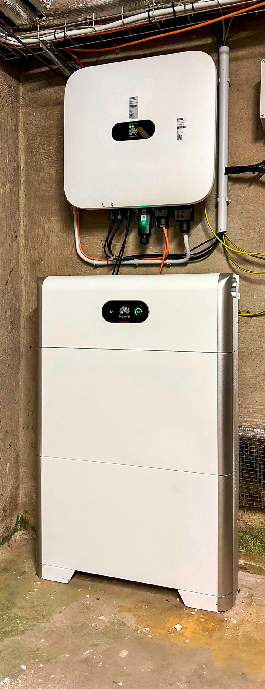 Wechselrichter und Solarspeicher sind ebenfalls im ebenerdigen Kellerraum des Hallenhauses zu finden.