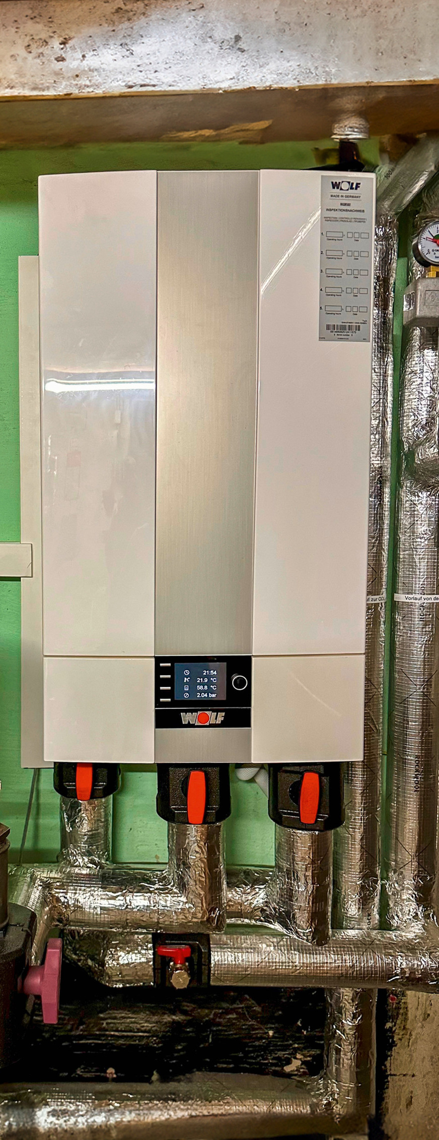 Der Schaltschrank verbindet Wärmepumpe und PV-Anlage und unterliegt dem Zuständigkeitsbereich von Elektriker Rolf Hamann.