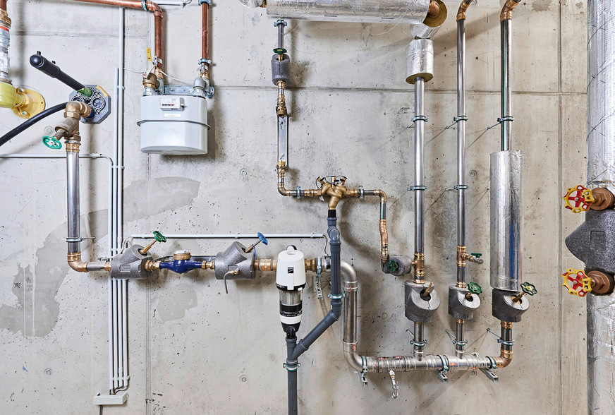 In Neuanlagen sind die eingesetzten Rohrwerkstoffe problemlos zu erkennen. In Altanlagen sollte eine genaue Bestandsaufnahme ­erfolgen, um Korrosionsrisiken durch Verstoß gegen die Fließregel auszuschließen.