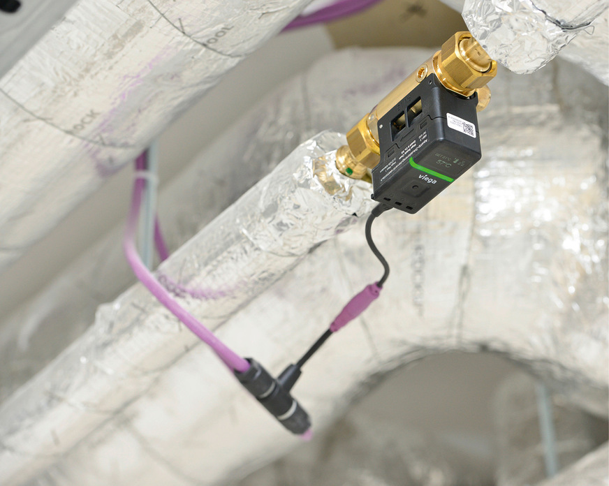Elektronische Zirkulationsregulierventile – wie das „AquaVip Zirk-e“ von Viega – ­sorgen für einen ­automatischen thermisch-hydraulischen Abgleich des Rohrleitungsnetzes. Das schützt vor hygiene­kritischen Temperaturen und spart zugleich Energie.