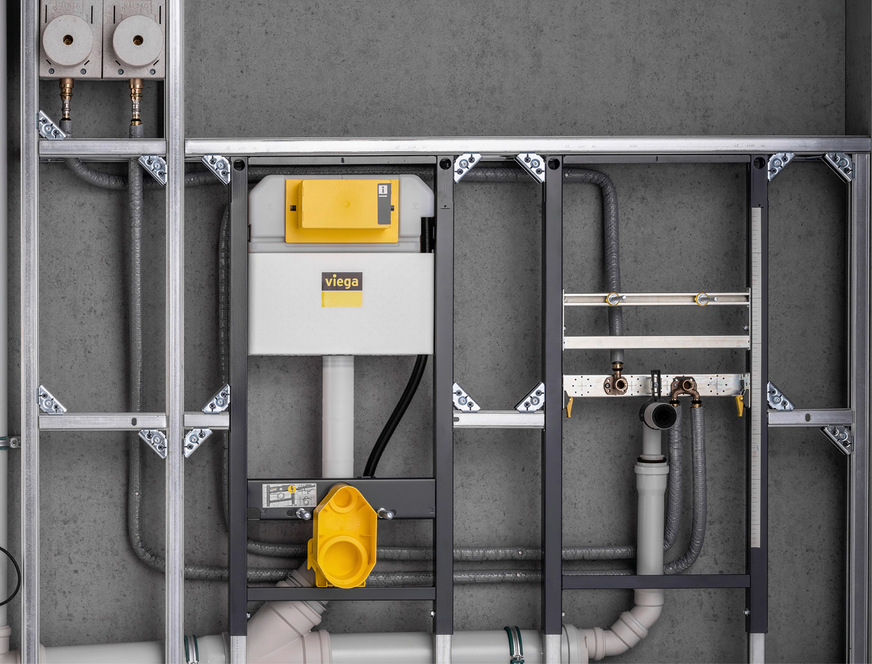 Selbst in kleinen Vorwandkonstruktionen sollte darauf geachtet werden, warm- und kaltgehende Rohrleitungen im Abstand zu verlegen – warm immer oben. Das verhindert die hygienisch unerwünschte Fremderwärmung des kalten Trinkwassers.