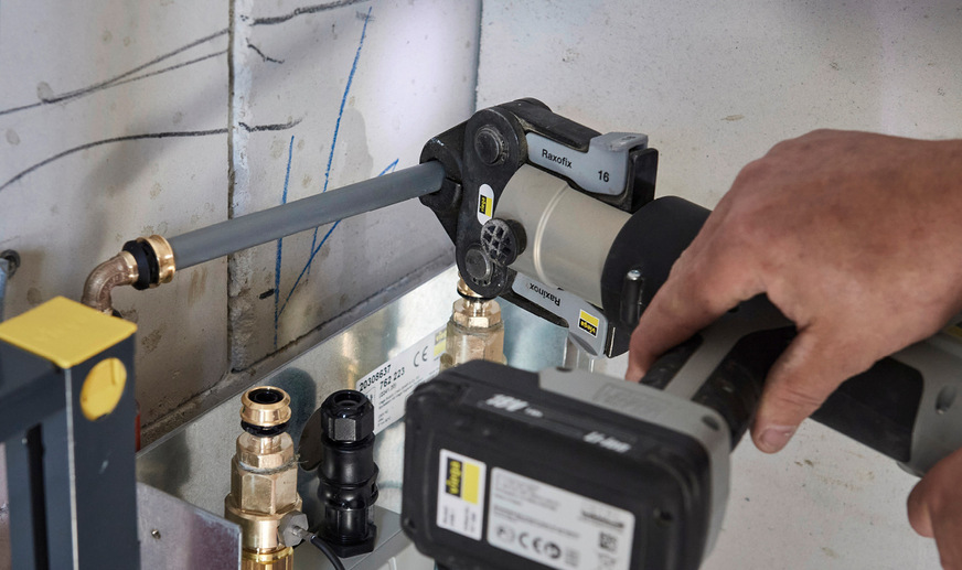 Pressverbindungstechnik gilt als besonders schnell und sicher. Dank kompakter Akkuwerkzeuge kann zudem selbst unter ­beengten Platzverhältnissen verpresst werden.