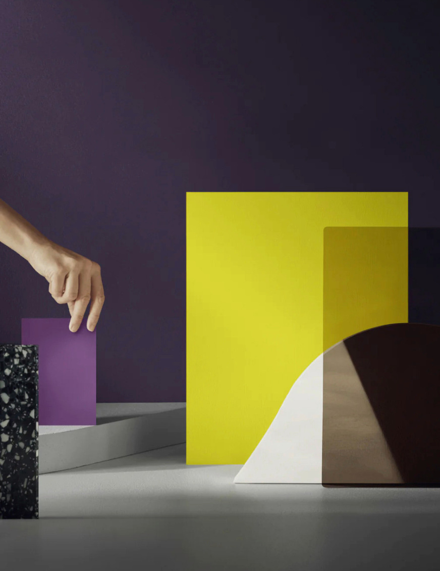 Starke Gegensätze prallen in den verschiedenen ­Gesellschaften aufeinander, aber zumindest in der Gestaltung lassen sich die ­Kontraste harmonisch miteinander verbinden. Ein Betonboden dient hier als gemeinsame Basis für gegensätzliche Elemente. Den bunten Fliederton sieht man als eher kontroverse Farbe in der kleinsten Quantität.