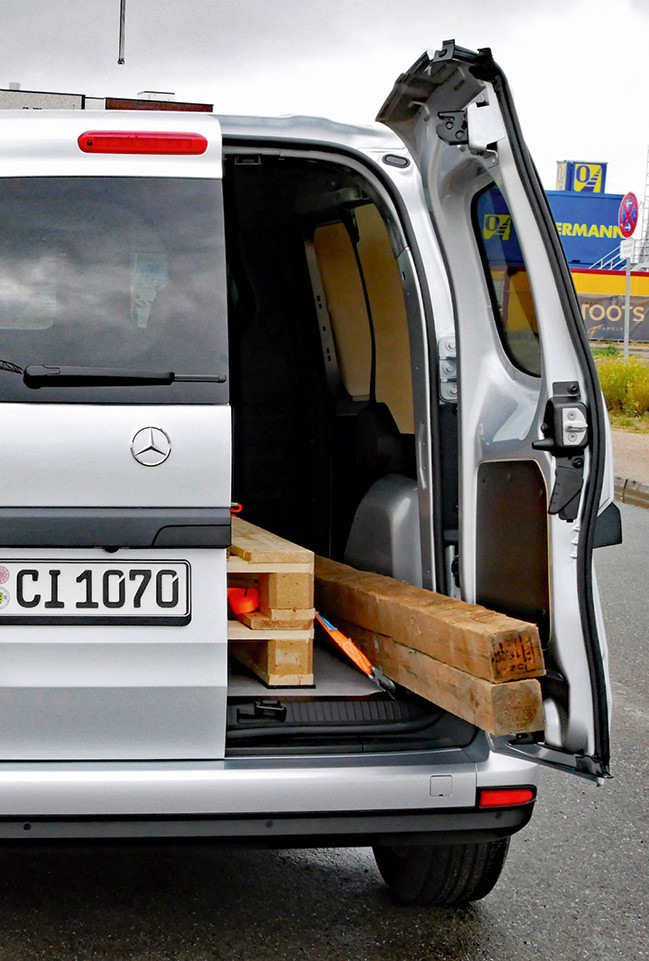Lang gemacht: Dank der schmaleren Flügeltür, die sich rechtwinklig arretieren lässt, kann der Mercedes Citan auch Fracht in Überlänge transportieren.