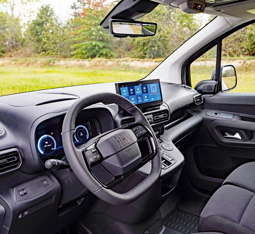 Ob für Verbrenner oder E-Antrieb: Im Design der Marke zeigt sich die ­Instrumentierung im höherwertig ausgestatteten Lieferwagen zeitgemäß mit großem Display.