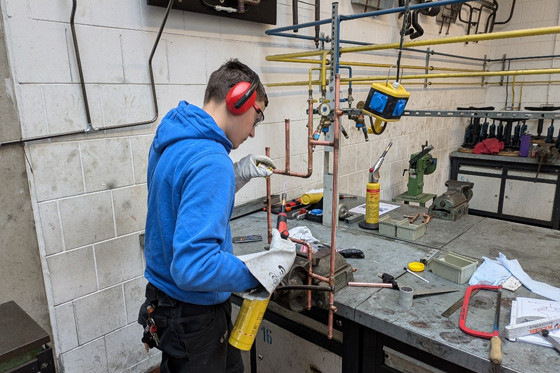 Das Bild zeigt den Gewinner konzentriert bei seiner Arbeit.