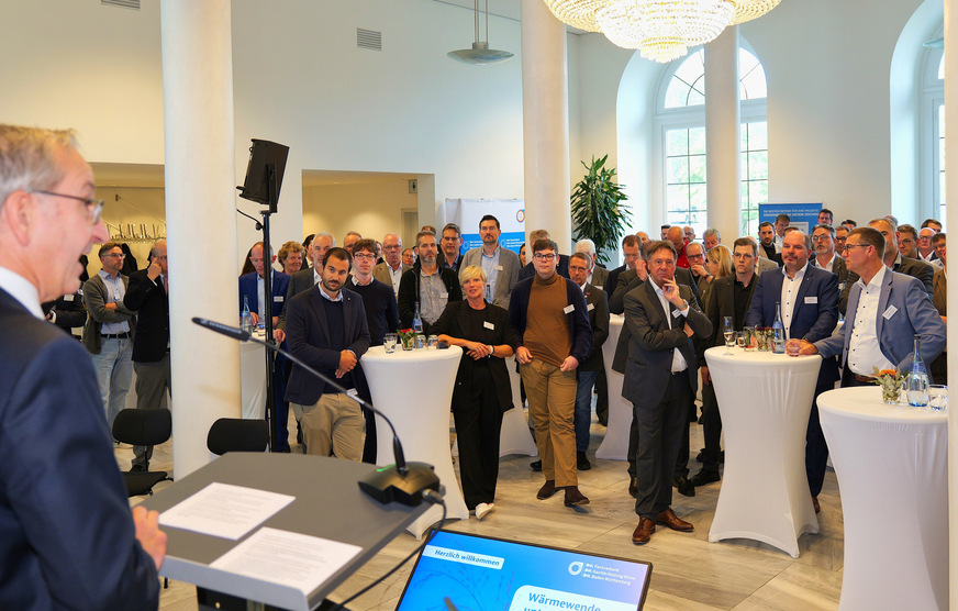 FVSHKBW-Hauptgeschäftsführer Wolfgang Becker begrüßt Abgeordnete, Teilnehmende von Herstellern, Großhandel und Verbänden sowie Handwerksvertreter im Weißen Saal des Neuen Schlosses Stuttgart.