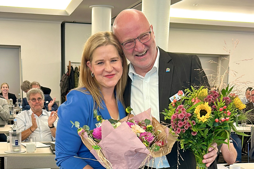 Stv. Hauptgeschäftsführerin Susan Meurer mit Alfred Jansenberger.