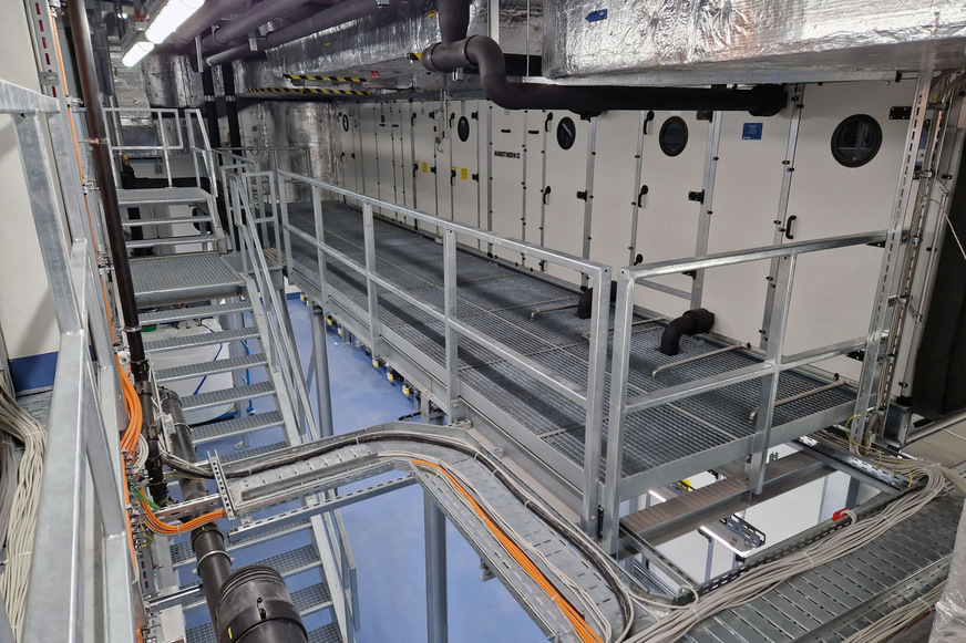 Einblick in die Technikzentrale mit Lüftungsanlagentechnik von Kiefer Klimatechnik.