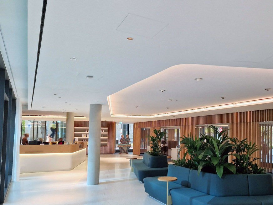 Im Servicecenter sind Indul Schlitzdurchlässe unsichtbar entlang der Fensterfront integriert.