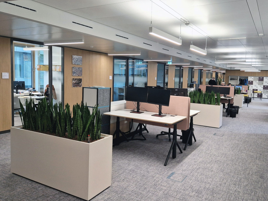 In den oberen Büroetagen sorgt der Wand-Luftdurchlass Indulsnap mit integriertem Telefonieschalldämpfer für ein angenehmes Raum- und Arbeitsklima.