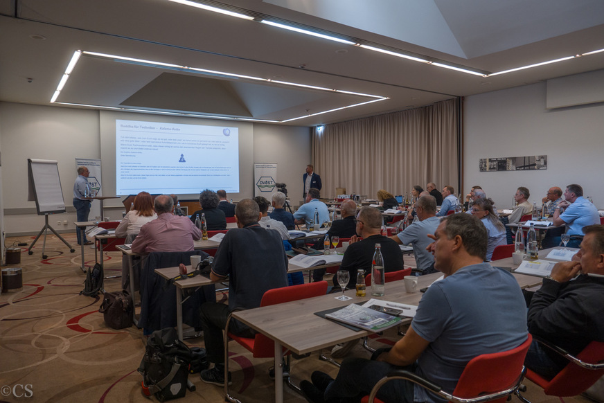 Blick in die gut besuchte Teilnehmerrunde der 2. Sachverständigen-Tagung „Trinkwasserhygiene“ des DVQST am 24.09.2024 in Düsseldorf.