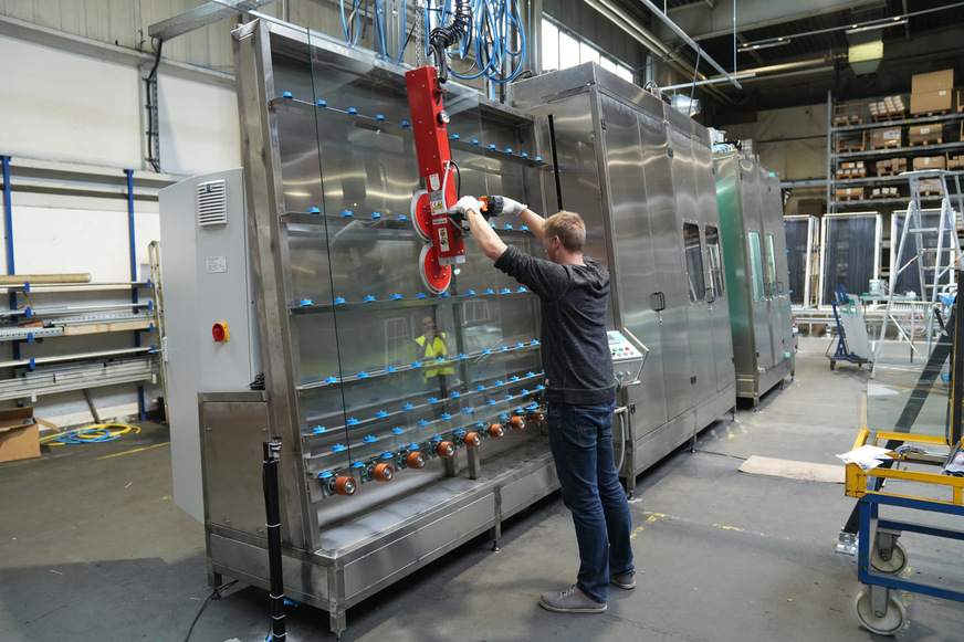 Zukunftssicherung für den Standort Bad Zwischenahn: Hüppe investiert einen siebenstelligen Betrag in die Verbesserung der Prozesseffizienz in Fertigung und Logistik seines Stammwerks im Ammerland. Dazu trägt auch eine neue Ant-Plaque-Beschichtungsanlage bei, die der Duschplatzspezialist in dieser Woche in Betrieb genommen hat.