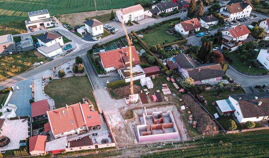 Ob Neubau oder Sanierung: Bei der Definition der Rückstauebene können die kommunalen Entwässerungssatzungen vor Ort variieren. Im Falle einer Hanglage können der relevante Anschlusspunkt des Gebäudes an den Straßenkanal und der nächste wirksame Entspannungspunkt deutlich höher liegen.