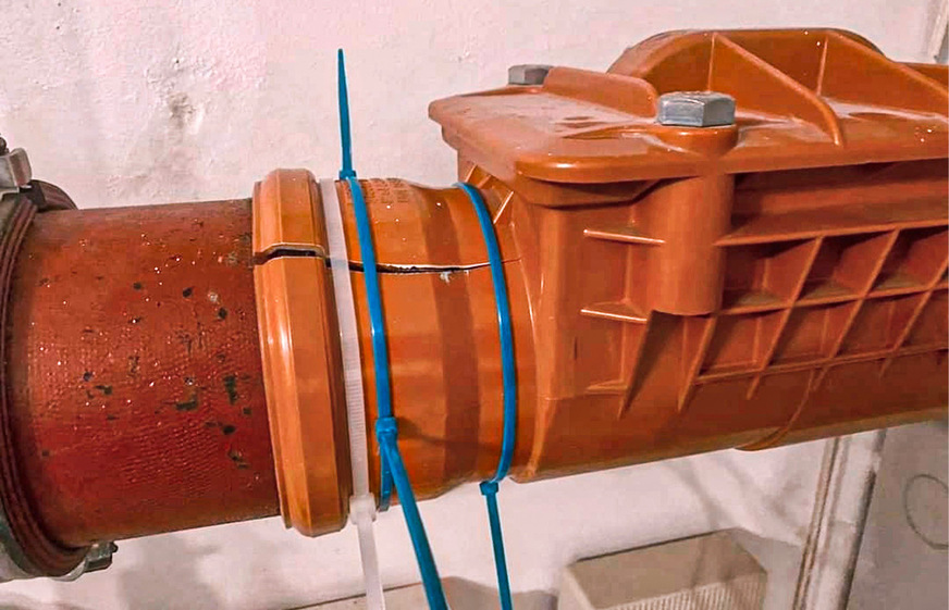 Rückstauschutz braucht Profis: In kaum einem anderen Gewerk fristet das Thema Sicherheit so ein Schattendasein wie bei der Gebäudeentwässerung. Die Folgen sind fehlende Praxis­erfahrung, Planungsfehler, falsch gewählte Rückstauschutzlösungen und mangelhaft ausgeführte Installationen.