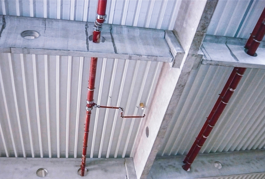 Bei der Entwässerung mit Druckströmung können die Leitungen unter dem Dach ohne Gefälle verlegt werden. Die Vorgaben der Planung sind vor Ort exakt einzuhalten.