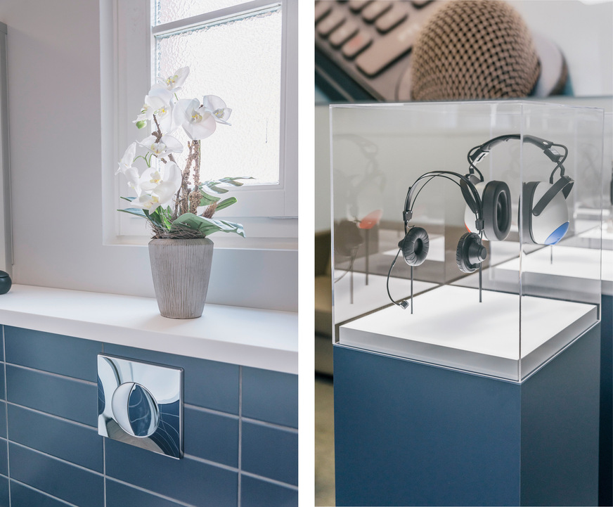 Die Holmberg GmbH & Co. KG, ein mittelständischer Hersteller für elektroakustische Geräte, zeigt sich den Besuchern im großzügigen, hellen Empfangs- und Wartebereich offen und entgegenkommend. Die wichtigsten Produkte werden in Vitrinen, auf Wandbildern und Bildschirmen präsentiert. Die Blautöne des Firmenleitbildes sind mit klarem Weiß und warmen Beigetönen in Boden und Sitzmöbeln kombiniert. Für weit gereiste Gäste wurde besonderer Wert auf ein angenehmes Besucher-WC gelegt. Ein großer, natürlich belüfteter und belichteter Raum mit Gepäckablage und Sitzbank sowie einem Waschtisch aus durchgehendem, weißem Mineralwerkstoff versprechen Bequemlichkeit.