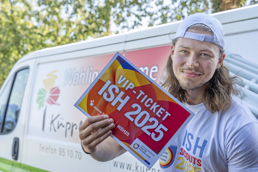 ISH-Scouts überraschen an der Aktion des ZVSHK teilnehmende Betriebe vor Ort, um deren Mitarbeitern exklusive VIP-Tickets für die Messe zu überreichen.