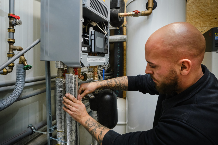 Bosch fördert mit seiner Spende an das Wärmepumpen-Kompetenzzentrum die praxisnahe Wissensvermittlung an den SHK-Nachwuchs.