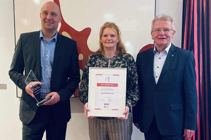 Achim Schnell (l.) und Meike Strauch nahmen den Award für die Aquatherm GmbH aus den Händen von Ulrich Stahl, Vorstandsvorsitzender des BVF, entgegen.