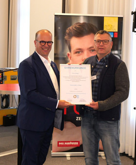 Sven Geiger (re.) erhielt bei der Obermeistertagung die Silberne Ehrennadel des Verbands, überreicht durch Stefan Menrath (li.). Geiger ist seit 2014 Obermeister der Innung Sanitär-Heizung-Klempner-Ofenbau Aalen.