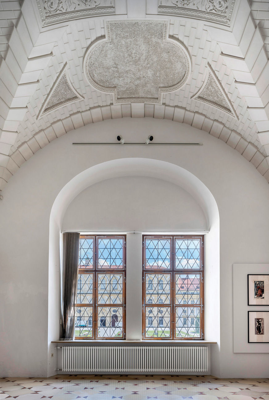 Im Eingangsbereich des Alten Schlosses wurde der Röhrenradiator Zehnder Charleston in einer besonders großen Ausführung an den Fensterfronten installiert.