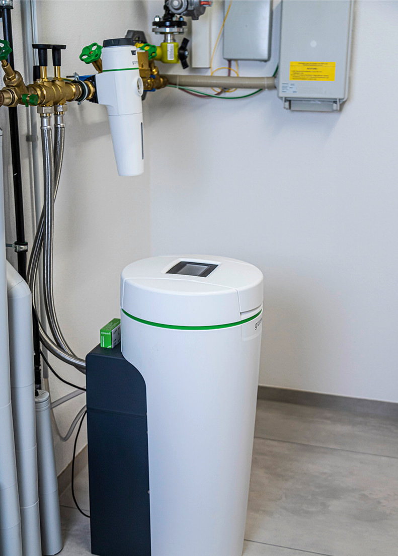 Nach dem Hauswassereingang ist ein Feinfilter installiert, der selbst kleine Feststoffpartikel wie Rostteilchen oder Sandkörner aufnimmt.