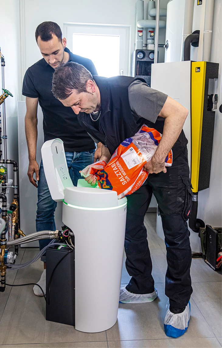 Via Pushnachricht informiert die Enthärtungsanlage rechtzeitig, wenn das Regeneriersalz knapp wird und nachgefüllt werden sollte.