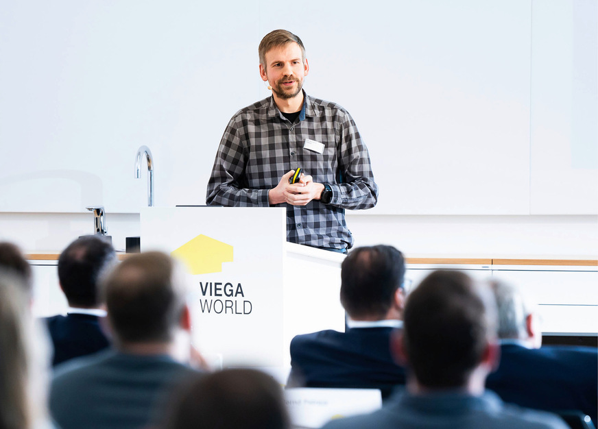 Das Potenzial von KI, aber genauso ihre Grenzen zeigte Dr.-Ing. Bernd Petraus (TMM / Digital Building Industries) anhand des ­Energie­berechnungswerkzeugs „berta & rudi“ auf.