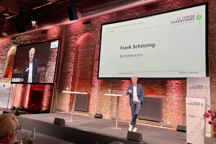 Die Eröffnungs-Keynote von Frank Schätzing unter dem Motto „Was, wenn wir einfach die Welt retten?“ war ein Lehrstück in positiver Kommunikation.