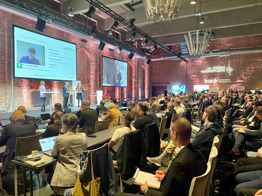 Das 22. Forum Wärmepumpe in Berlin war mit über 500 Teilnehmerinnen und Teilnehmer aus Industrie, Handwerk, Wissenschaft und Politik ein voller Erfolg. Für die Parteien war es eine der ersten Gelegenheiten, ihren Kurs in Bezug auf die Wärmewende abzustecken.