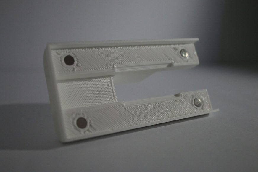 Nahaufnahme einer mit Magneten versehenen Abdeckung für die Befestigung eines Heizkörpers.