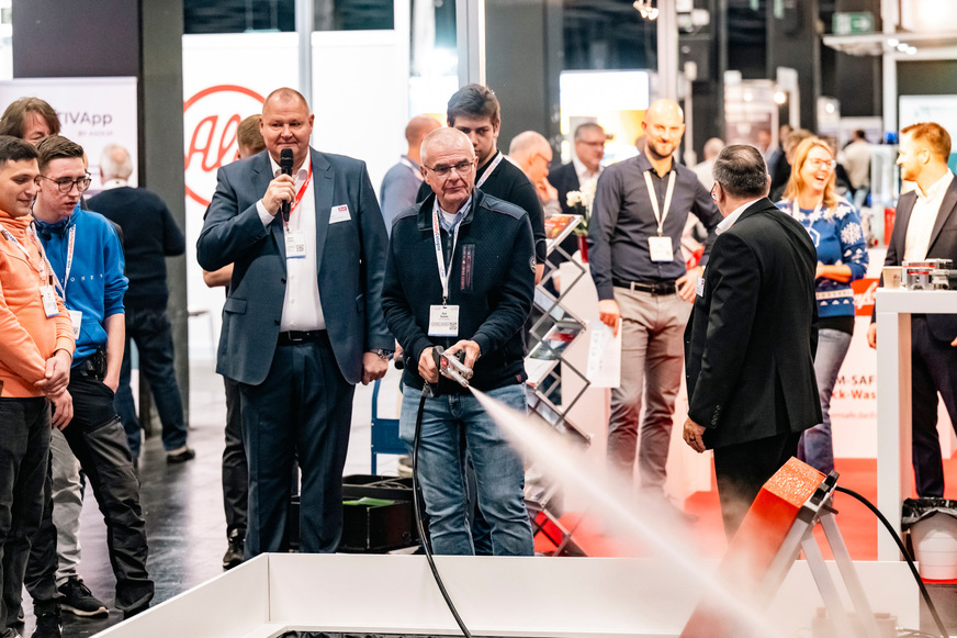 Auf den VdS-BrandSchutzTagen 2024 konnten die Messegäste eine Hochdruck-Spritzpistole selbst ausprobieren.