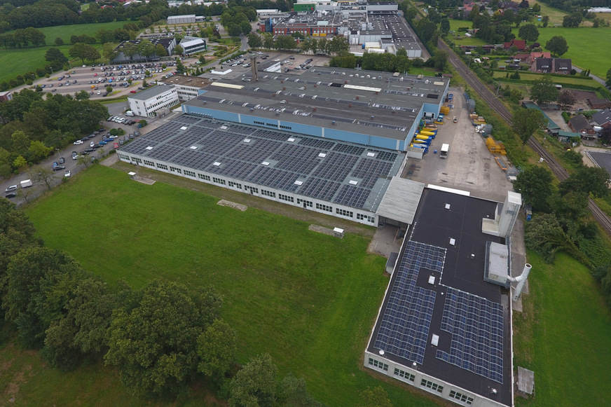 Klimafreundlicher Solarstrom: Die Photovoltaik-Anlage aus 1872&nbsp;Modulen auf dem Wannenwerk und den Montagehallen des Duschplatzspezialisten Hüppe erzeugt mit Hilfe der Sonne rund 670&nbsp;000 kWh&nbsp;Strom im Jahr.