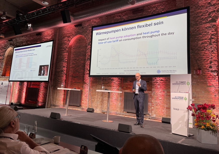 Beim 22. Forum Wärmepumpe spielte auch die Integration der Wärmepumpe in den Strommarkt eine große Rolle. Laut Jan Rosenow lassen sich die Stromkosten der Wärmepumpe durch variable Tarife um 30 bis 40 % reduzieren.