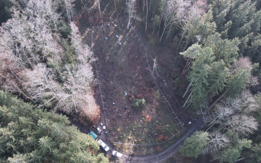 Die Baumpflanzaktion im Köschinger Forst unterstützt das Bayerische Staatsministerium für Ernährung, Landwirtschaft, Forsten und Tourismus beim Umbau zu einem zukunftsfähigen Mischwald.