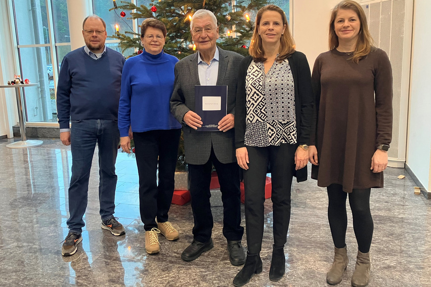 Die Familie bildet den Vorstand der Manfred Roth Stiftung (v.l.): Claus-Hinrich Roth, Heike Roth, Manfred Roth, Christin Roth-Jäger und Dr. Anne-Kathrin Roth bei der Vorstellung des Stiftungsvertrags.