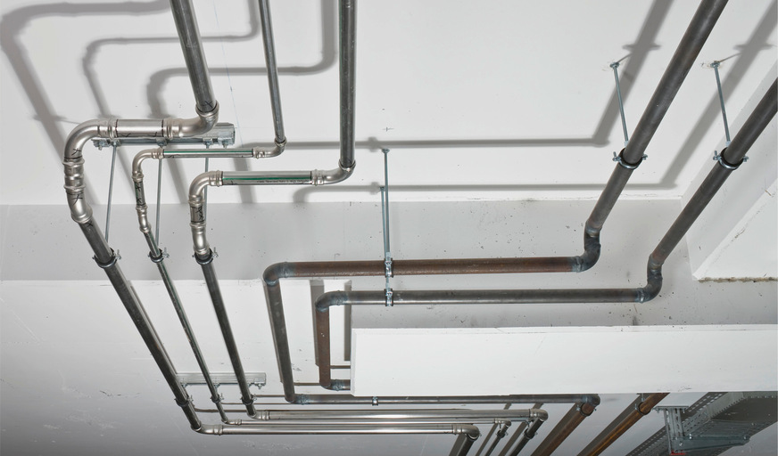 Jede Richtungsänderung stellt eine Entschärfung der gesamten Längenausdehnung dar. Es ist also keine Schikane, die Rohrführung nicht nur geradeaus zu navigieren.