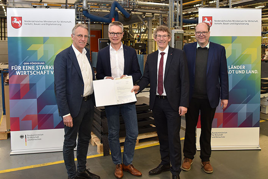 Nach einer Besichtigung der Fertigung von Stiebel Eltron in Holzminden erfolgte die Übergabe des Förderbescheids. Das Foto zeigt (von links) Stefan Wenzel (Staatssekretär BMWK), Dr. Kai Schiefelbein (Vorsitzender der Geschäftsführung Stiebel Eltron), Frank Doods (Staatssekretär Wirtschaftsministerium Hannover) und Christian Meyer (Niedersächsischer Minister für Umwelt, Energie und Klimaschutz).