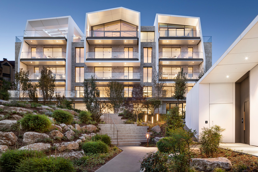 Das architektonische Konzept vom Alea Resort greift die heimische Pflanzenwelt und den Orber Salzkristall auf – die moderne Formensprache schafft ein markantes Erscheinungsbild. Mit Liebe zum Detail wurde typischer Spessart-Buntsandstein kreativ gesägt und mit Grün in Szene gesetzt.